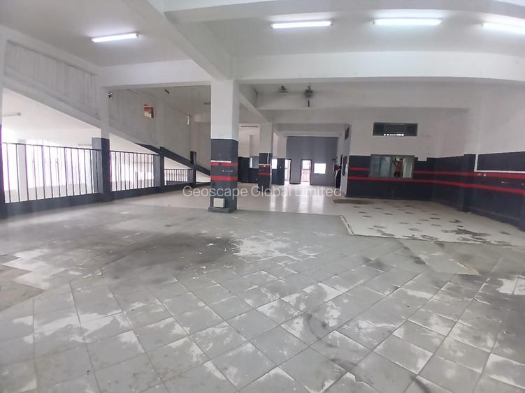 6,500 ft² Warehouse with Parking in Industrial Area