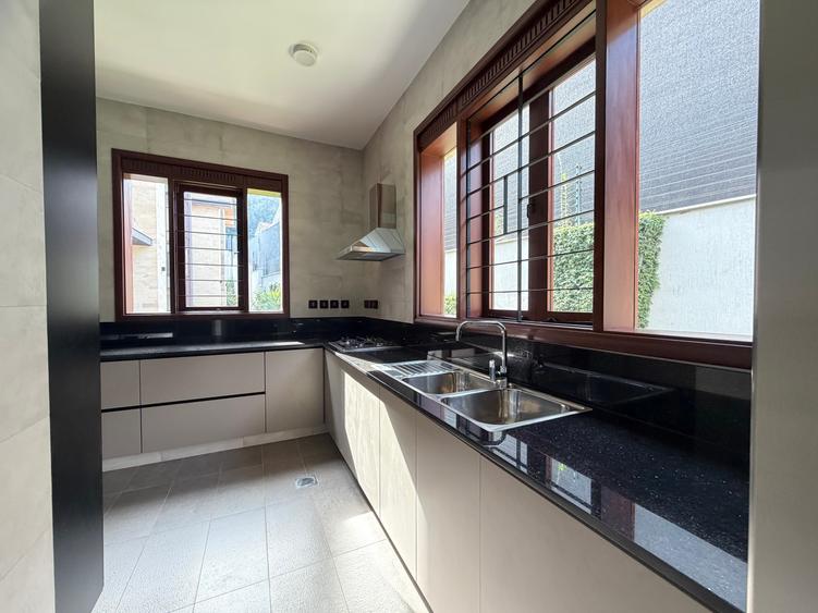 4 Bed House with En Suite in Runda - Mehr
