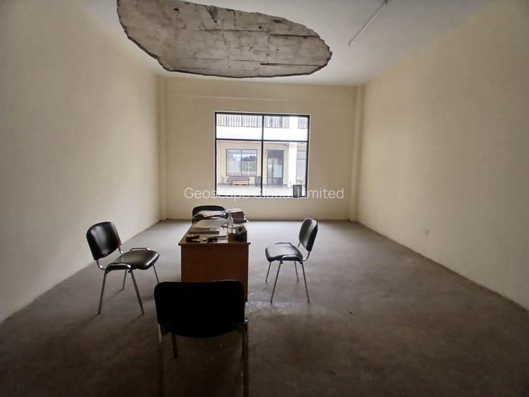 875 ft² Commercial Property with Parking in Industrial Area