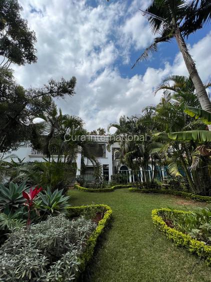 7 Bed House with En Suite in Runda