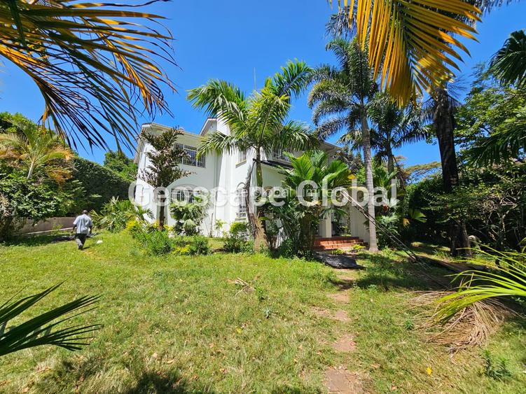 5 Bed House with En Suite in Runda