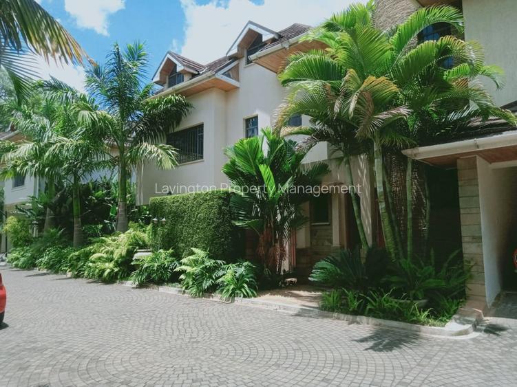 5 Bed Villa with En Suite at Lavington Green