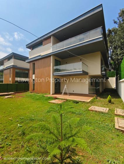 5 Bed Villa with En Suite at Lavington Green