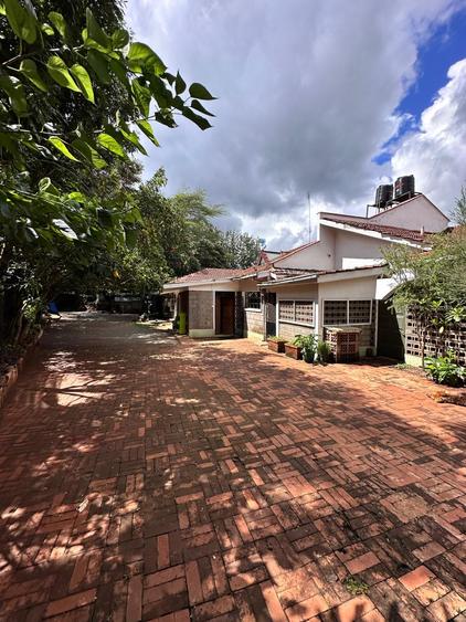 5 Bed House with En Suite at Marula Road