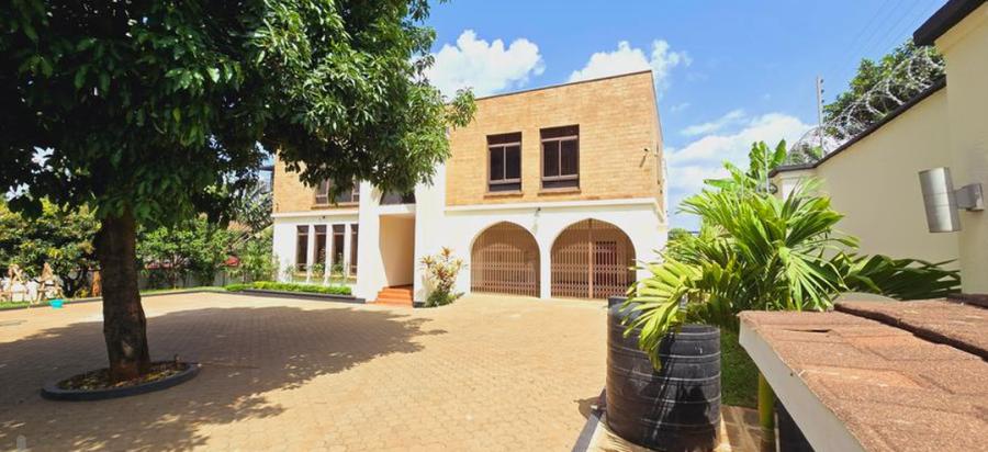 5 Bed House with En Suite in Runda