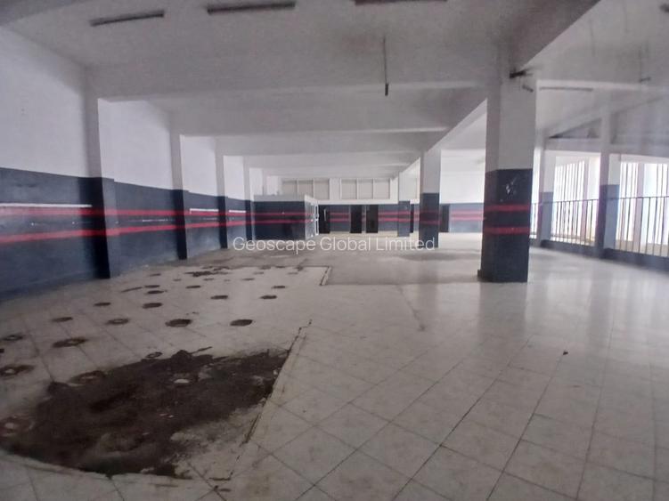 6,499 ft² Warehouse with Parking in Industrial Area