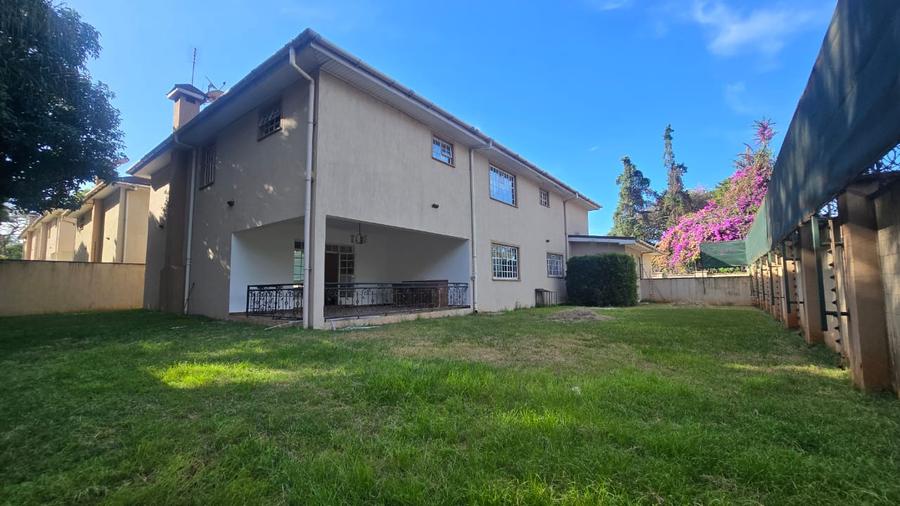 4 Bed House with En Suite in Lavington 4 Bed House with En Suite in Lavington