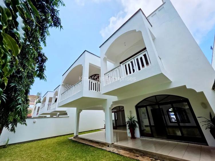 4 Bed Townhouse with En Suite at Green Wood Drive