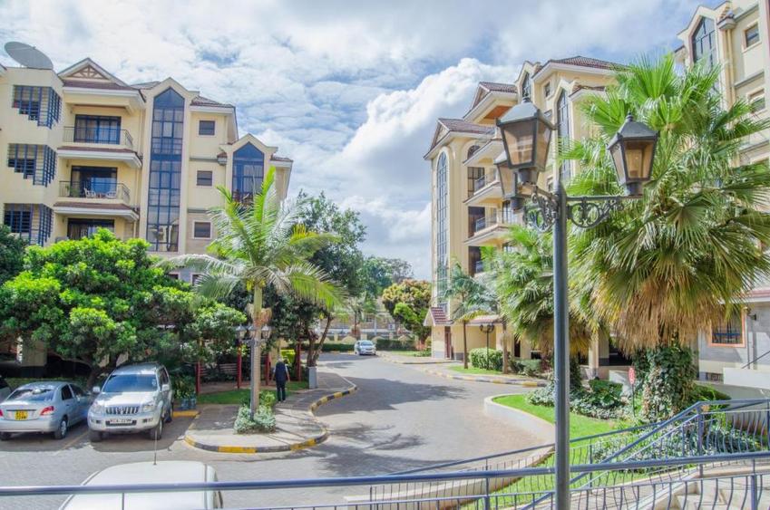 serviced 2 bed apartment with en suite in parklands