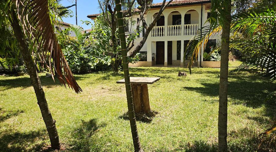 5 Bed House with En Suite in Garden Estate 5 Bed House with En Suite in Garden Estate