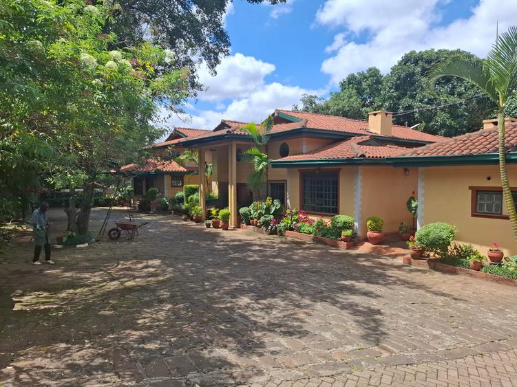 4 Bed House with En Suite in Lavington