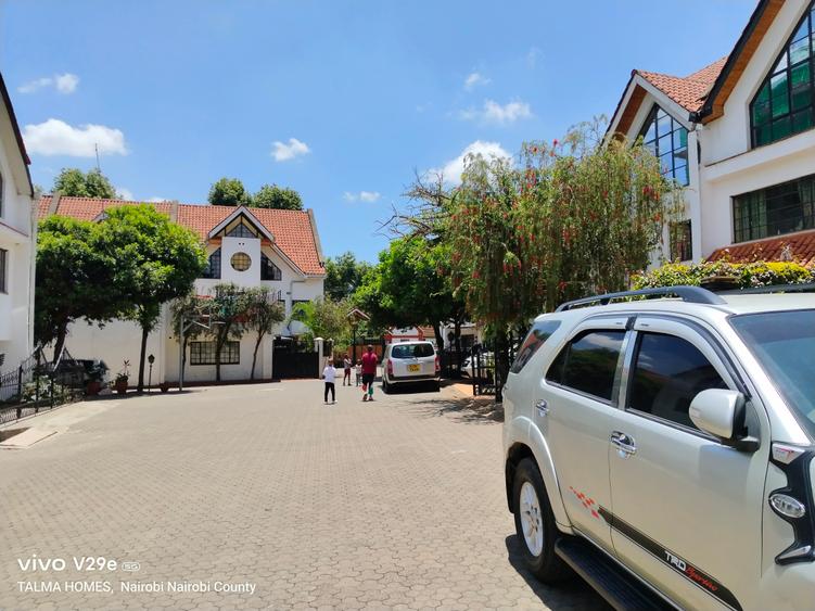 5 Bed Villa with En Suite at Off Brookside Grove - Fler