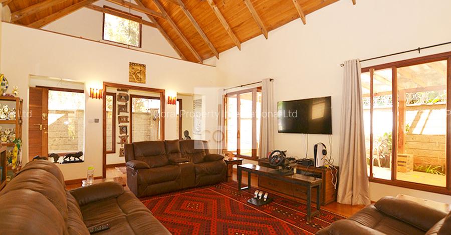 6 Bed House in Ridgeways