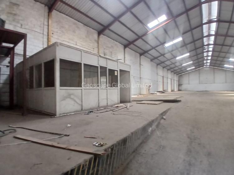 14,000 ft² Warehouse with Parking in Industrial Area