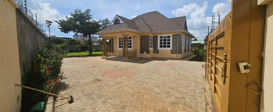 4 Bed House with Staff Quarters in Ruaka