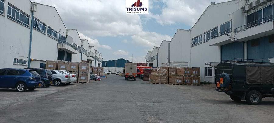 6,200 ft² Warehouse with Parking in Industrial Area 6,200 ft² Warehouse with Parking in Industrial Area