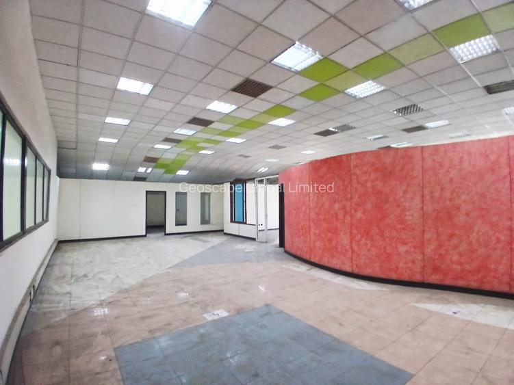 2,999 ft² Warehouse with Parking in Industrial Area