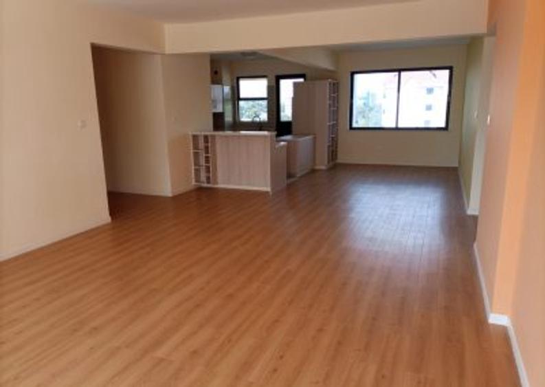 3 Bed Apartment with En Suite in Brookside - Vairāk