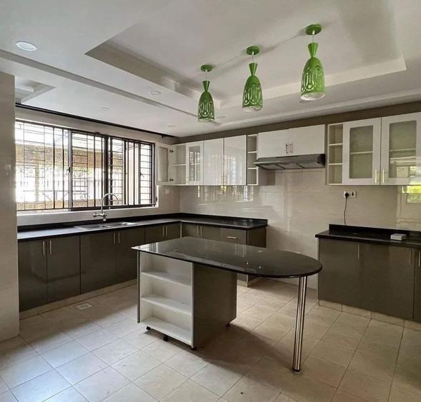 5 Bed House with En Suite in Lavington - Więcej