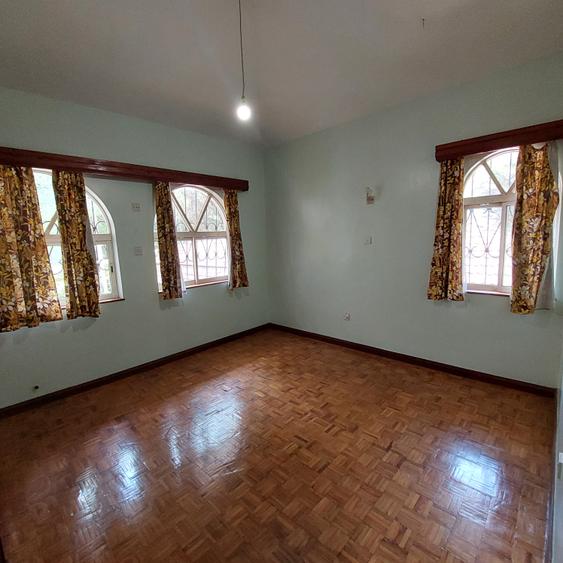 5 Bed House with En Suite at Mimosa Road - Mehr