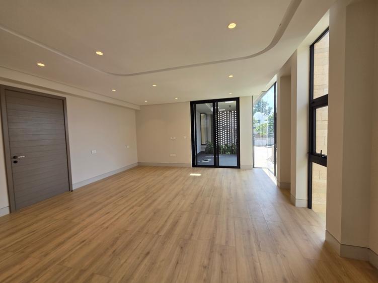 5 Bed House with En Suite in Brookside – další