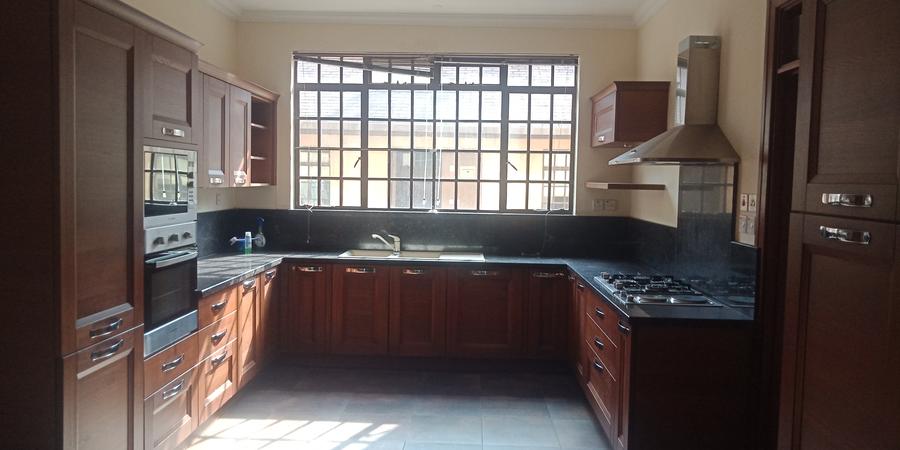 5 Bed Townhouse with En Suite in Lavington – pohled 4