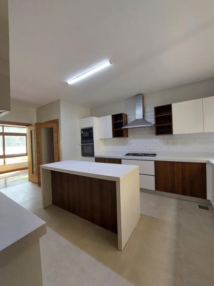 5 Bed Townhouse with En Suite in Lavington - Aanzicht 5