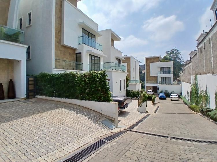 5 Bed Townhouse with En Suite at Lavington Green - Ansicht 2