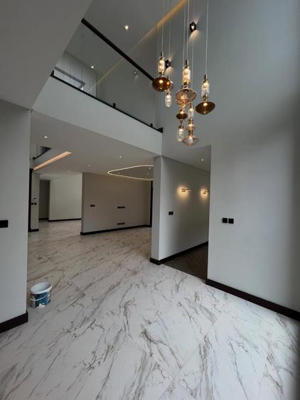 6 Bed House with En Suite in Nyari - Altro