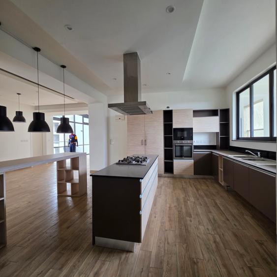 4 Bed Apartment with En Suite in Riverside - Altro