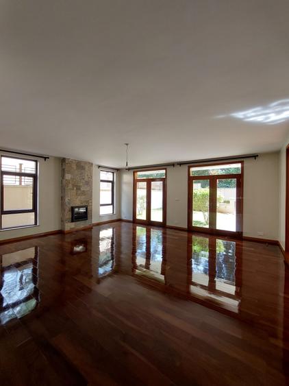 5 Bed Townhouse with En Suite in Lavington - Aanzicht 3