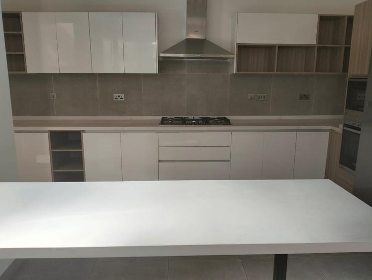 4 Bed Townhouse with En Suite in Lavington - Ansicht 5