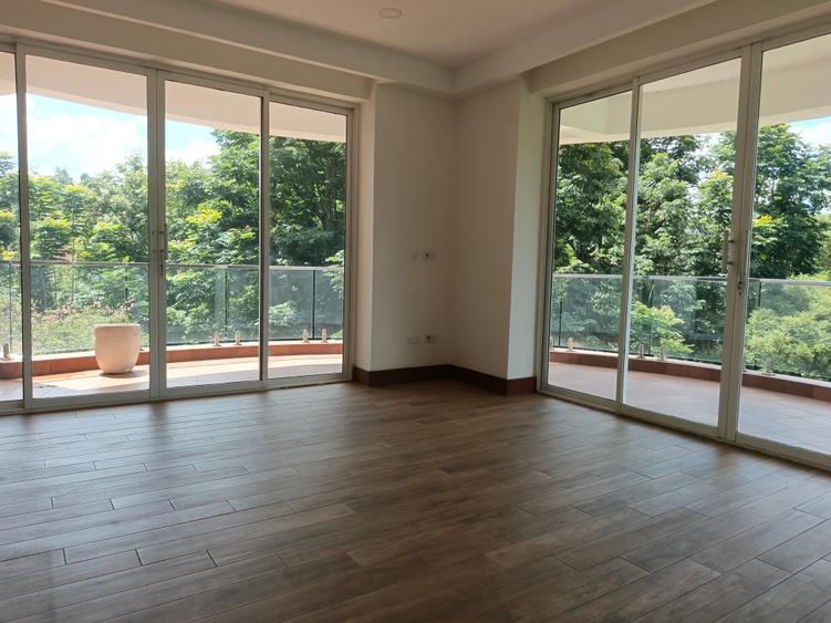 4 Bed Apartment with En Suite in Parklands - Fler