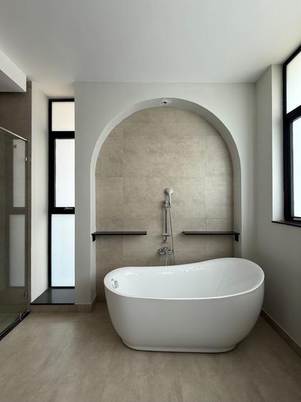 5 Bed House with En Suite in Nyari - Meer