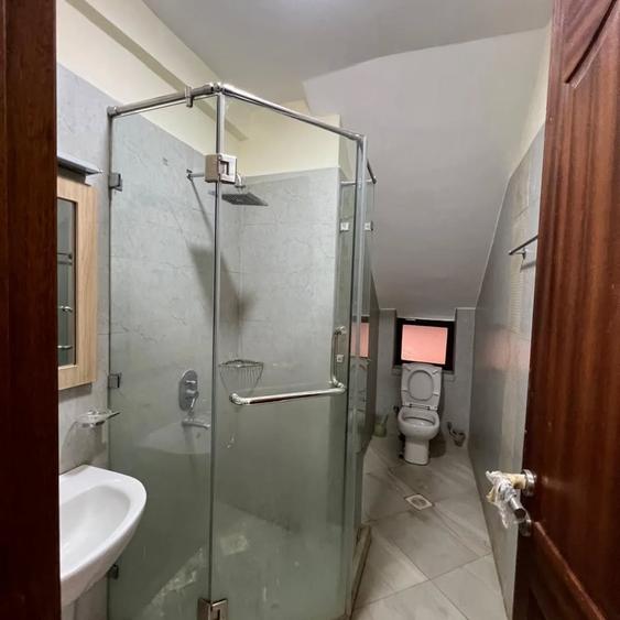 5 Bed Townhouse with En Suite at Lavington Green - Widok 5