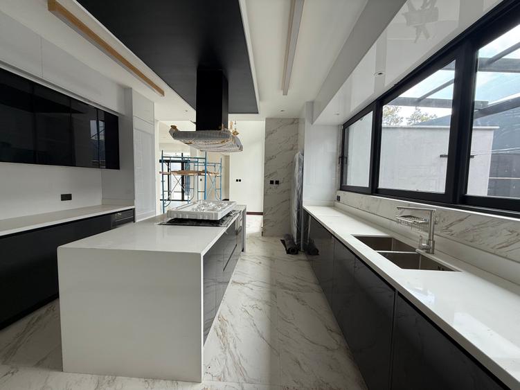 5 Bed House with En Suite in Nyari - Aanzicht 3