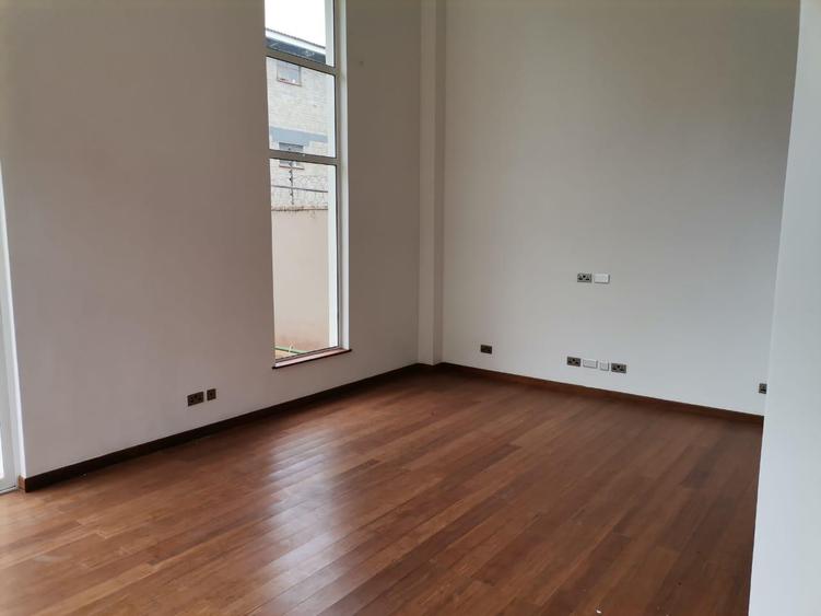 5 Bed Townhouse with En Suite in Lavington - Więcej