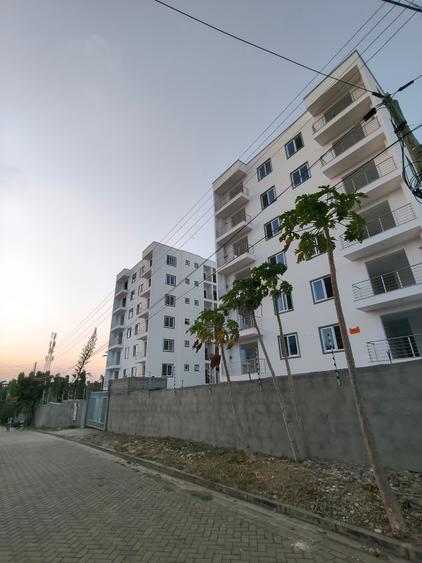 Serviced 2 Bed Apartment with En Suite at Links Road - Vista 2