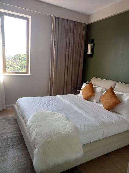 serviced 2 bed apartment with en suite in riverside