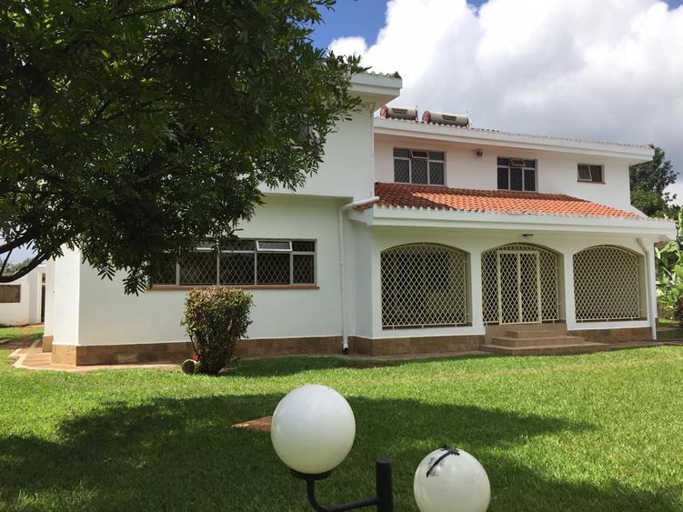 5 Bed House with En Suite in Runda