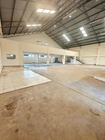 8,700 ft² Warehouse with Parking in Ruaraka