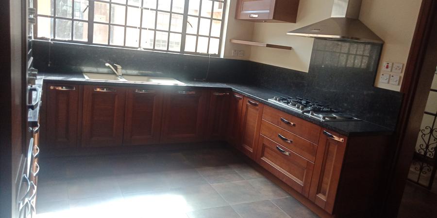 5 Bed Townhouse with En Suite in Lavington – pohled 6