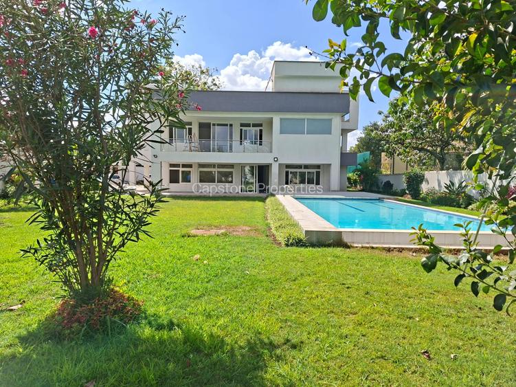 5 Bed House with En Suite in Runda