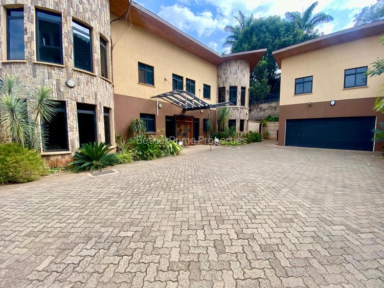 5 Bed Villa with En Suite in Kyuna