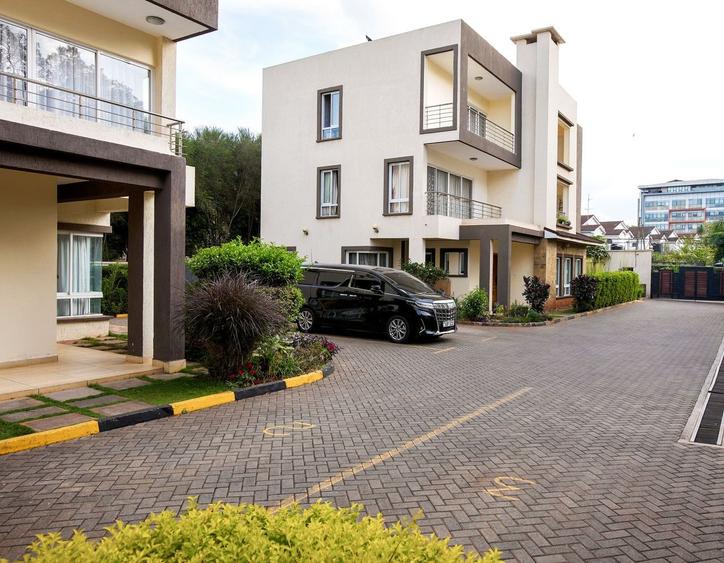 5 Bed House with En Suite in Lavington