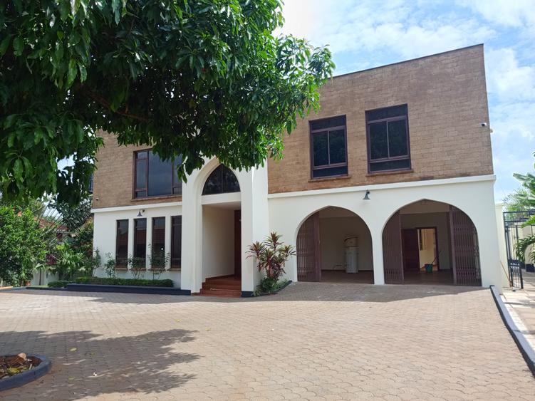 5 Bed House with En Suite in Runda