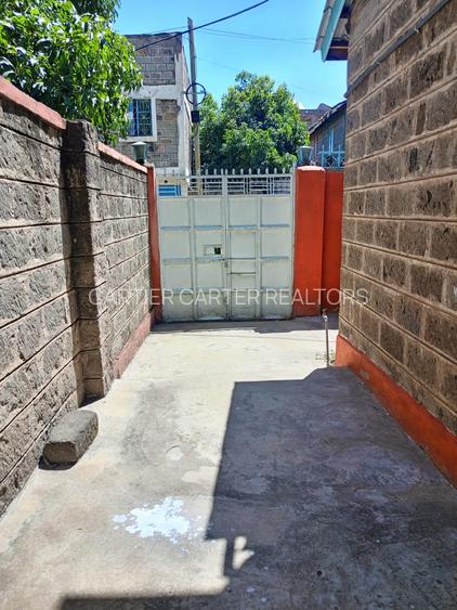 3 Bed House with Swimming Pool in Komarock