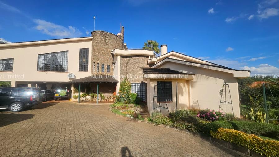 5 Bed House with En Suite in Runda