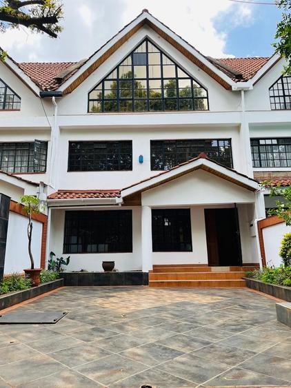 5 bed townhouse with en suite at school lane