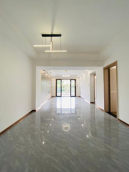 2 Bed Apartment with Swimming Pool in Riverside